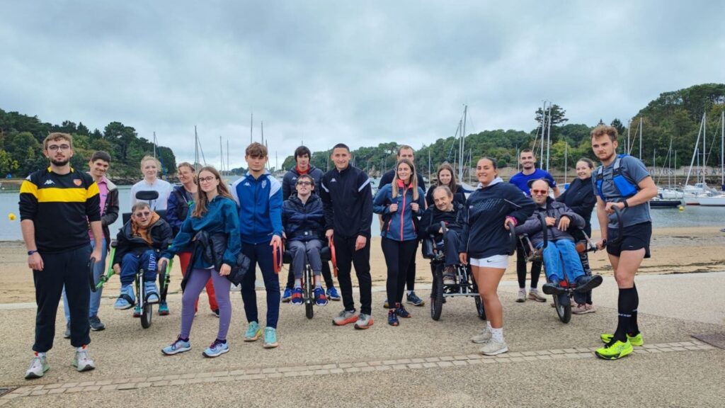 Groupe de marche nordique adaptée en forêt dans le Morbihan